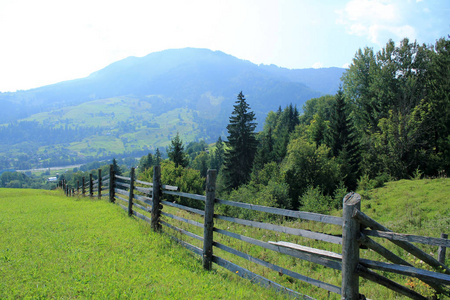美丽的景观在喀尔巴阡山，以木栅栏，牧场，森林和山脉的距离。