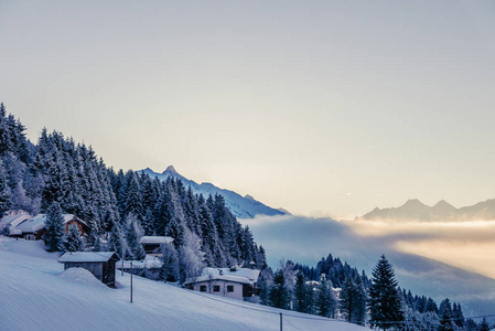 阿尔卑斯山山脉冬季风景中的小茅屋。