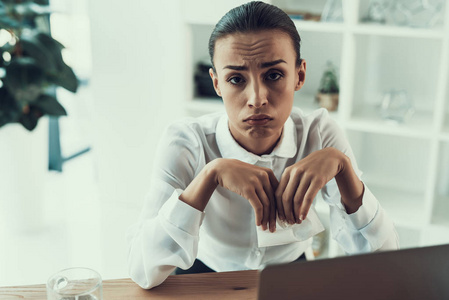 生病的工人. 办公室里的医疗保健. 木制桌子. 数字设备.