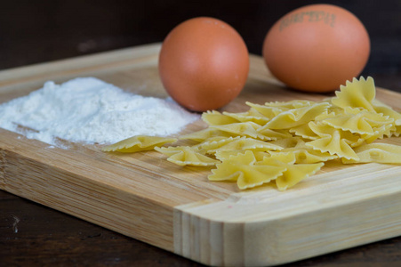 用鸡蛋做意大利面食图片