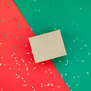 新年或圣诞礼物准备DIY平躺顶部观看圣诞节节日庆祝手工礼品盒红绿纸背景。 贺卡模板模型或2019年您的文本设计