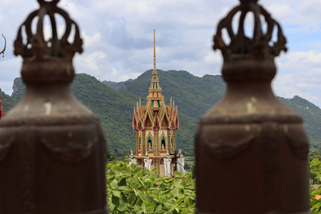 泰国有寺庙屋顶的宝塔。