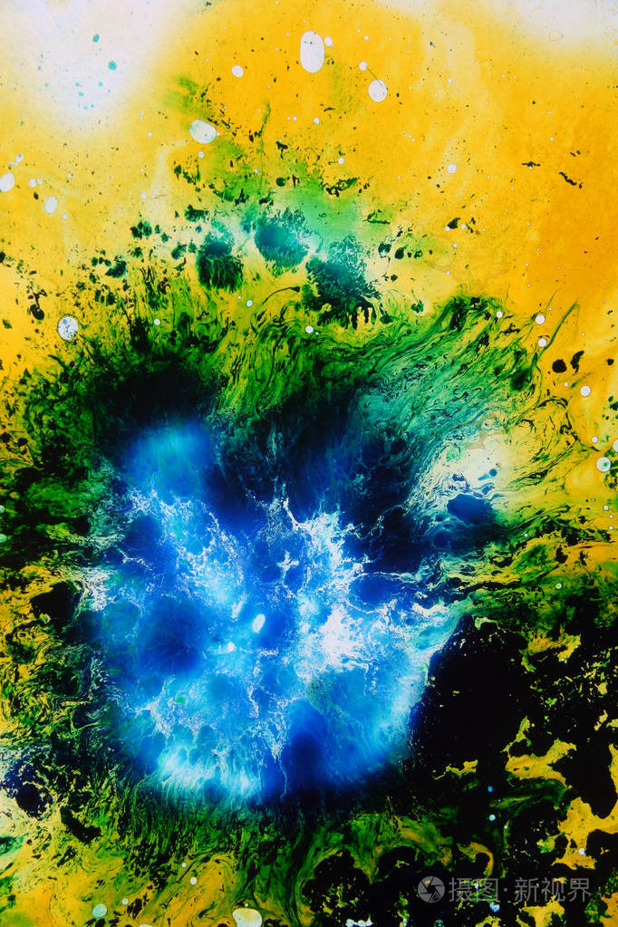 彩色液体混合在一起形成五颜六色的抽象绘画