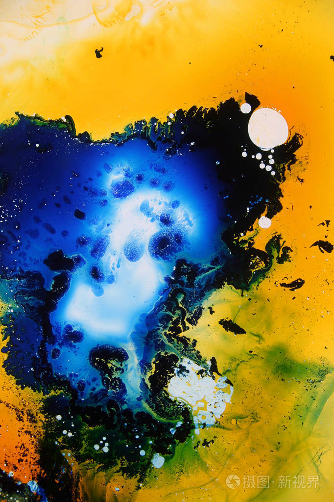 彩色液体混合在一起,形成五颜六色的抽象绘画