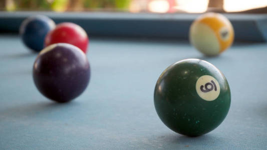 旧台球/台球桌上台球的老式照片. 旧台球桌球.照片