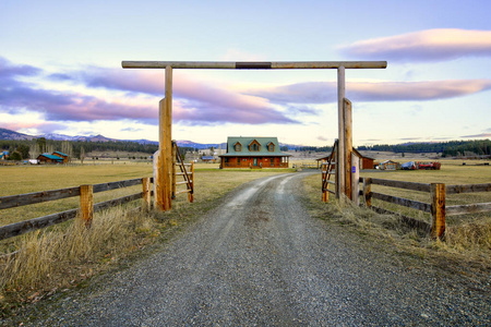 入口大门，一个漂亮的木制牧场家庭与美丽的景观。美国西北。