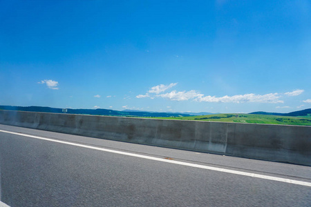 欧洲道路与障碍击剑和蓝天背景