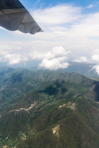 从飞机上看到尼泊尔和喜马拉雅山的景观。旅游业和尼泊尔旅游