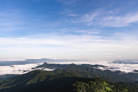 天空和山景自然