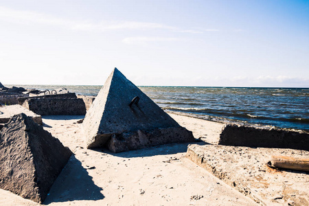阳光明媚的夏日，波罗的海海岸上的大石头。