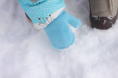 穿着夹克和靴子的冬天孩子参加了一场雪礼