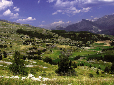 阿尔卑斯山山脉小巷风景如画，背景法国