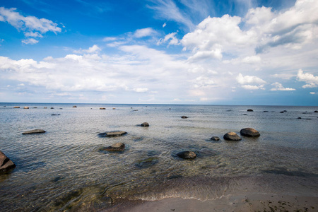 阳光明媚的夏日，波罗的海海岸上的大石头。