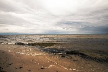 波罗的海上空风暴的开始。 暴风雨云在水面上。