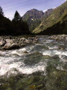 阿尔卑斯山背景下流动的山河法国