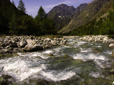 阿尔卑斯山背景下流动的山河法国