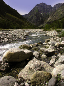 阿尔卑斯山背景下流动的山河法国