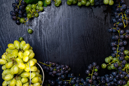 新鲜葡萄混合在木板上，富含白藜芦醇的美味食物