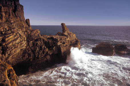 悬崖峭壁，白天海水飞溅