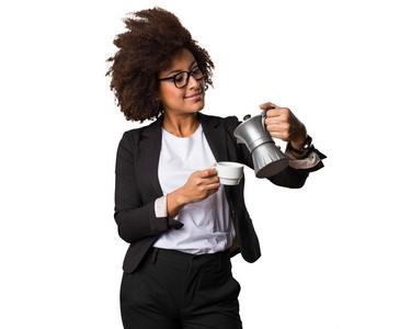 商务黑人妇女准备一杯咖啡