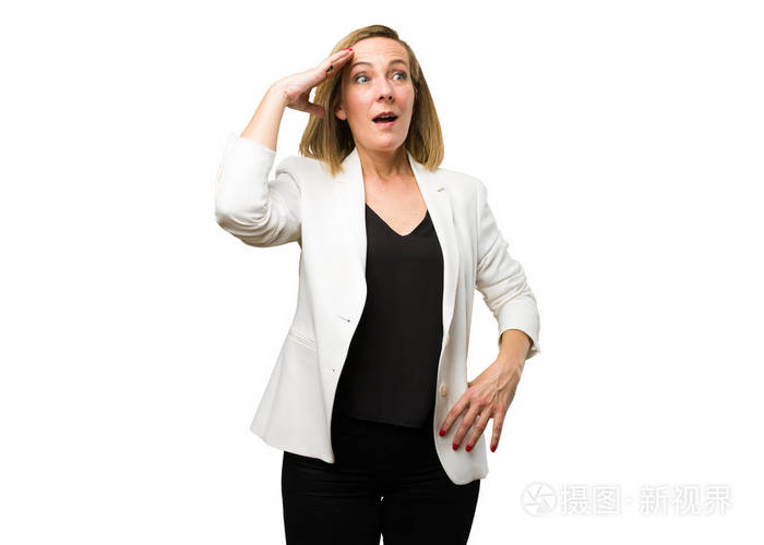 下摆姿势漂亮的年轻女人做强烈的手势上的垃圾灰色背景金发成熟的女人
