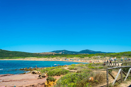 夏季波尔图铁拥挤的撒丁岛海滩景观
