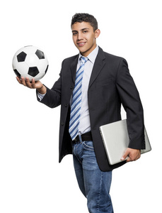 年轻人手拿着足球和电脑微笑图片
