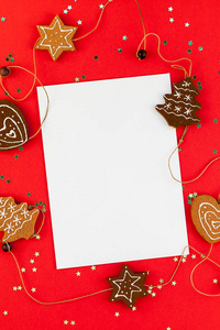 创意新年或圣诞问候信模型平躺顶部观看圣诞节庆祝信封上的红色纸背景金色闪光。 模板模拟贺卡文字设计20192020
