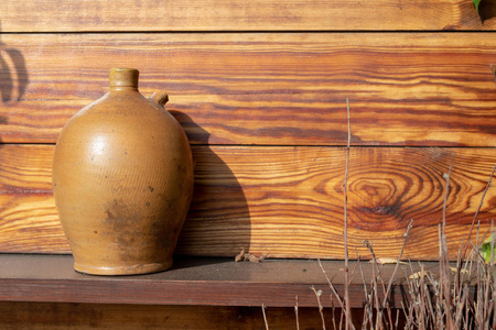 旧花瓶和水壶。 家庭配件从上个世纪设置在窗台上。 秋天的季节。