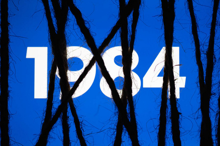 1984年蒂朗下沉了科幻故事孤立在白色的背景下,德国 2 芬尼 1984 硬币