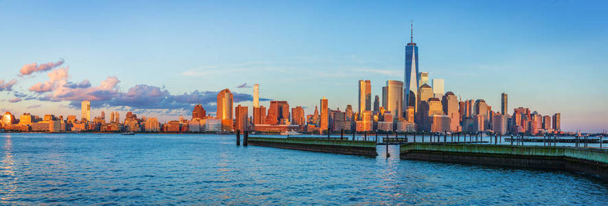 美国日落时从新泽西城市俯瞰曼哈顿天际线