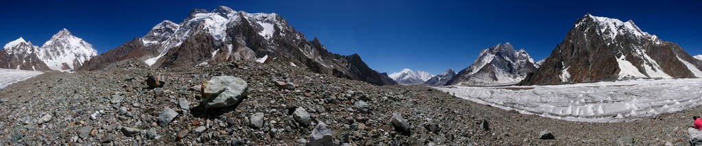 K2和KarakorumPeaksPanorama在巴基斯坦Concordia。高耸于巴尔托罗冰川上方的K2宽峰和加舍布鲁姆IV