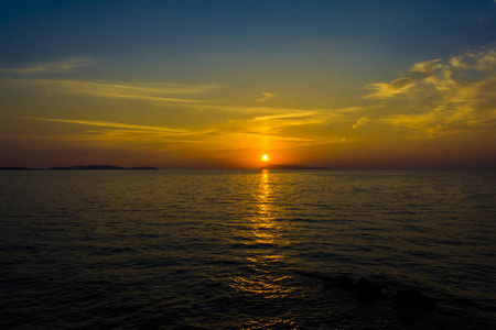 美丽的日落在洛加斯海滩的佩鲁莱斯村的科孚岛希腊。