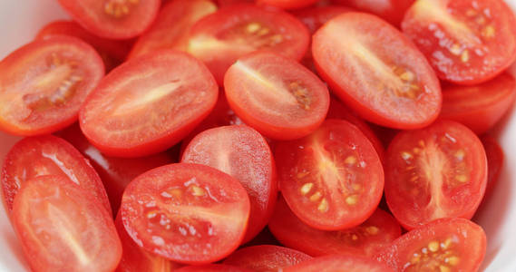 一堆新鲜的樱桃番茄放在碗里