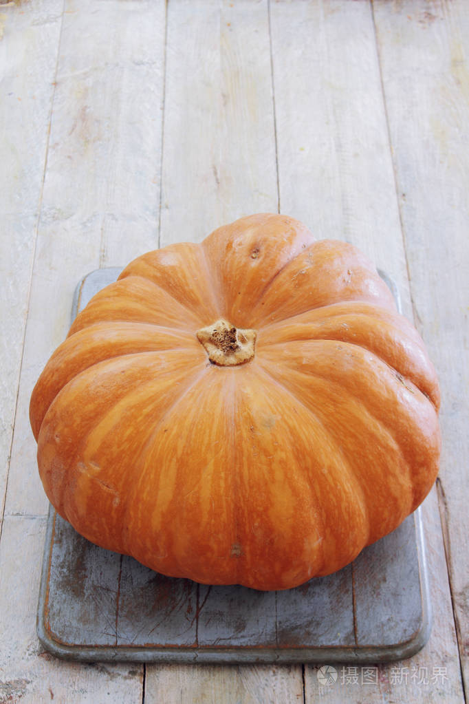木制背景上的新鲜南瓜水果