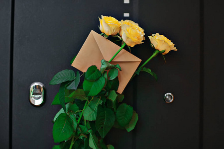黄色的玫瑰花束在门上