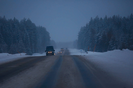 冬天道路上的雪和雾，冬天孤独的风景