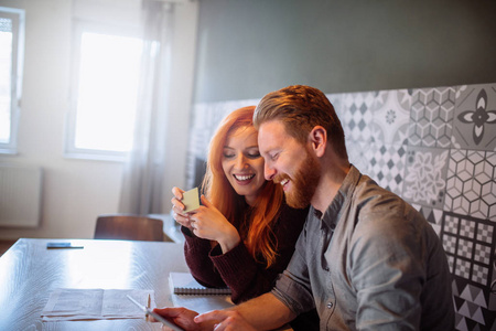 一对微笑的年轻红发夫妇在网上购买的肖像。