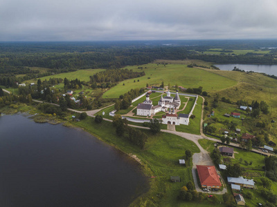 博罗达耶夫斯基湖岸边的费隆托夫修道院。 沃洛格达。 俄罗斯景观