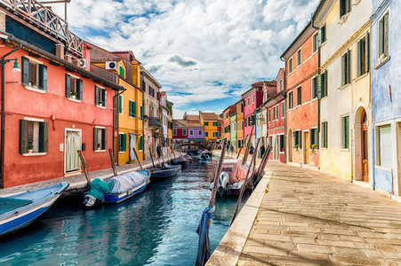 意大利博拉诺威尼斯岛运河沿线五颜六色的房子。 由于岛上风景如画的建筑，岛上很吸引游客