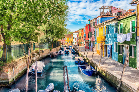 意大利博拉诺威尼斯岛运河沿线五颜六色的房子。 由于岛上风景如画的建筑，岛上很吸引游客