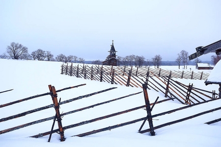 冬季景观中的古董墓地交叉图片