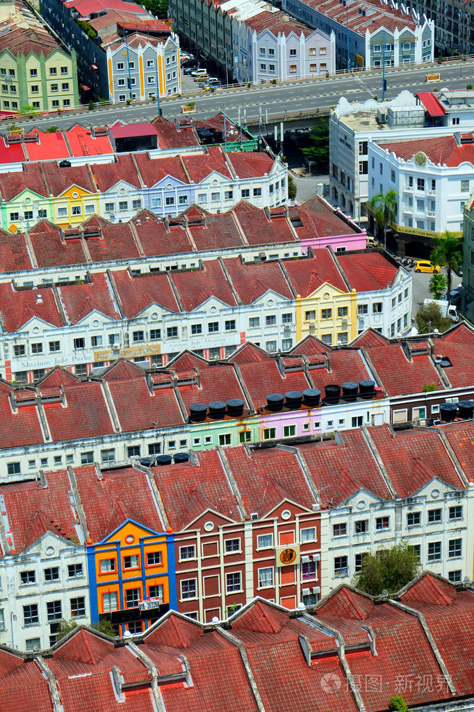 在马来西亚的马拉卡,一排排色彩鲜艳的白色历史荷兰殖民梯田房屋的俯