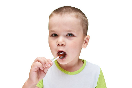 一个小男孩, 嘴里插着糖果棒。