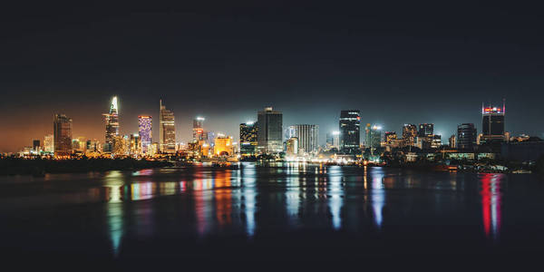 胡志明市城市夜景全景。 从河中市中心彩色摩天大楼的正面景色