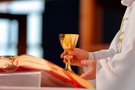 确认过眼神神父在教堂举行弥撒,在空的地方照片