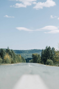 田野之间的道路和割草。俄罗斯平原，午后的秋景