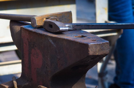 手工锻造金属的铁匠工具和固定装置,特写照片