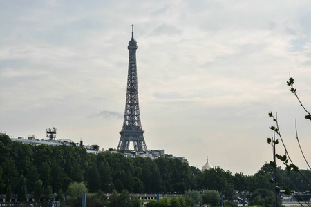 巴黎的埃菲尔铁塔。初夏的法国首都..