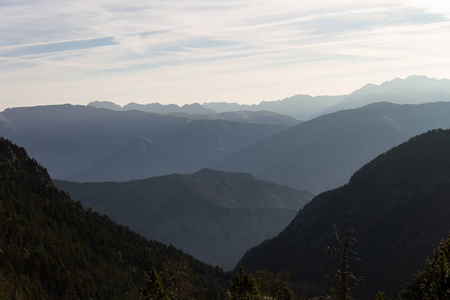 远处的山峰图片-远处的山峰素材-远处的山峰插画-摄图新视界